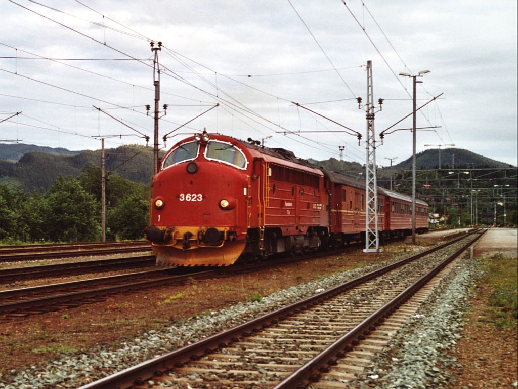 NOHAB 3623 mit Regionalzug 2303 Hamar-Trondheim auf Bahnhof Stren am 5-7-2000. Bild und scan: Date Jan de Vries.