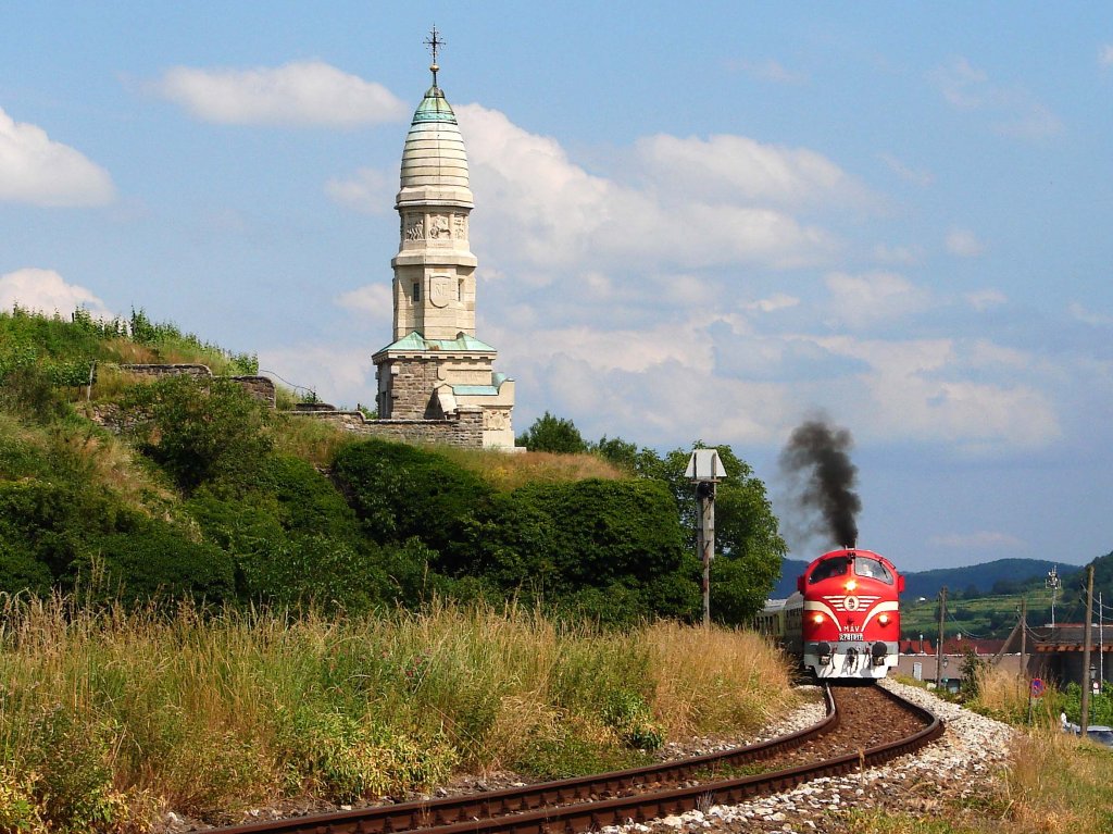 Nohab Diesellok 2761 017 (ex MV M61 017) mit dem R 16778 durch die Wachau unterwegs von Budapest nach Spitz an der Donau (nach Sonnwendfeier) - hier kurz vor 
Drnstein-Oberloiben beim Franzosendenkmal.
22.06.2013.