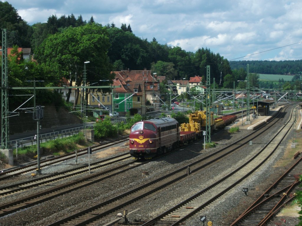 Nohab My 1138 von Altmark-Rail durchfhrt mit einem Bauzug am 21. Juni 2013 den Bahnhof Kronach in Richtung Lichtenfels.