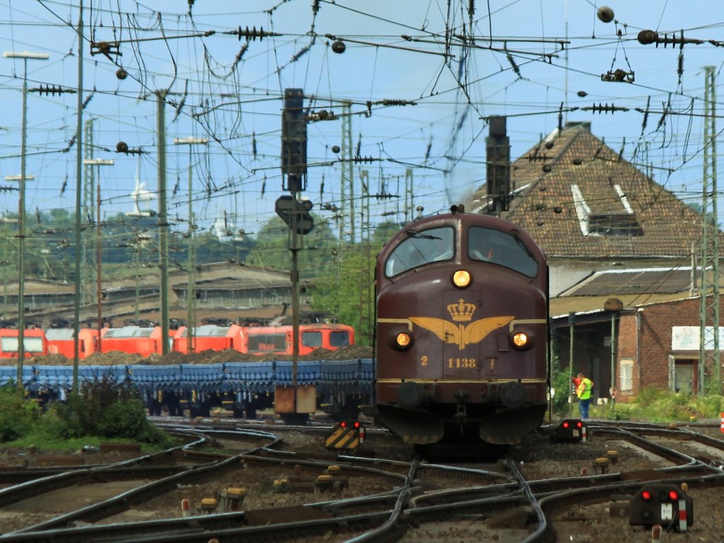 Nohab NY-1138 (227 004-9) zieht am 06.08.2012 einen mit Altschotter beladenen Niederbordwagenzug aus Aachen West nach Stolberg.