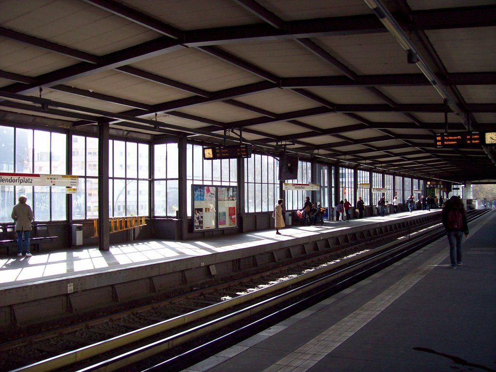 Nollendorfplatz, Bahnsteige der Hochbahn U2 (16.04.2010) 