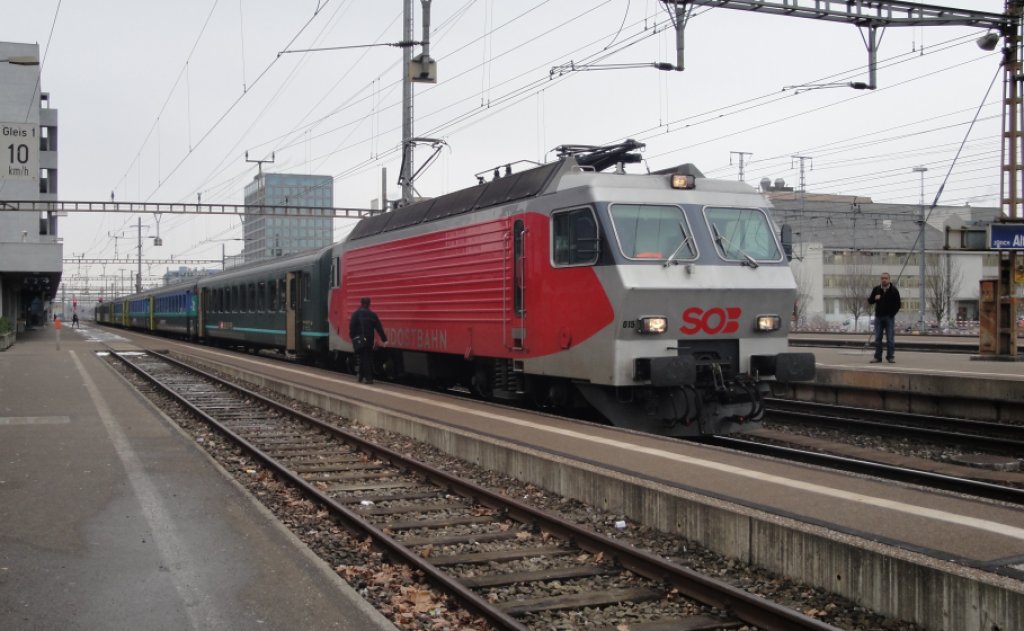 Non-Pendel-S-Bahn: Am 15.03.10 wartet die Re 446 015-0 mit 6 EW II in Zrich Altstetten auf die Abfahrt nach Einsiedeln. 