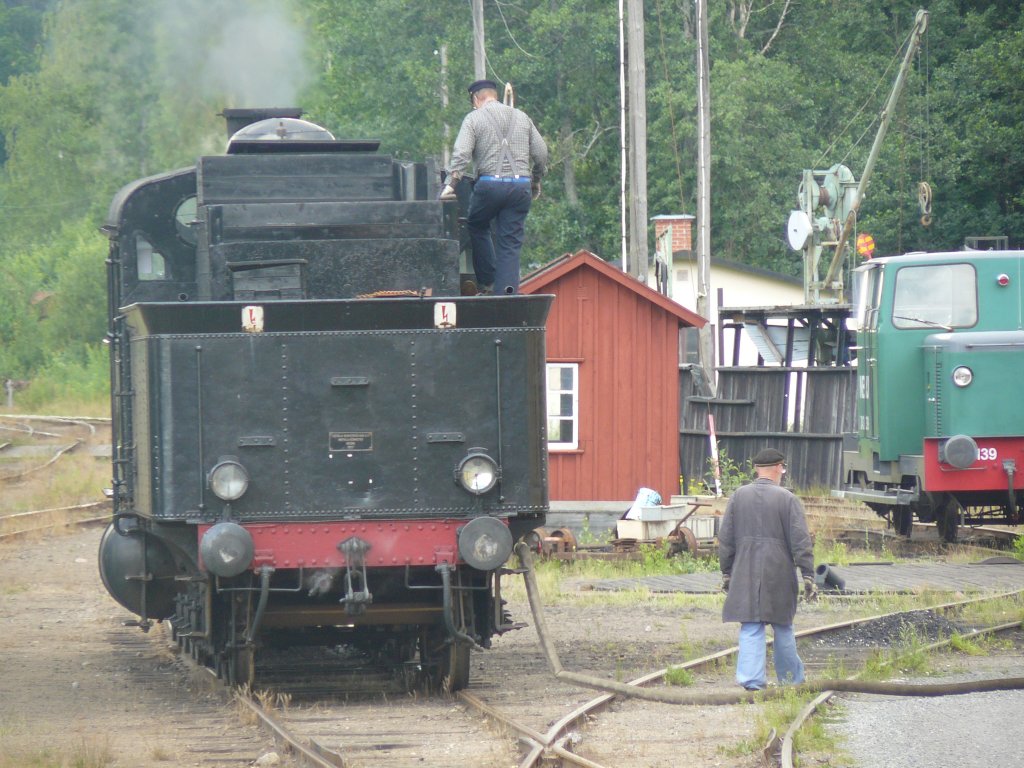 Nora Bergslags Veteran-Jrnvg: E2 1046 beim Wasser fassen in Nora. Wie bei vielen Museumsbahnen leider nicht ber einen Wasserkran, sondern ber einen Feuerwehrschlauch (25.7.2009)