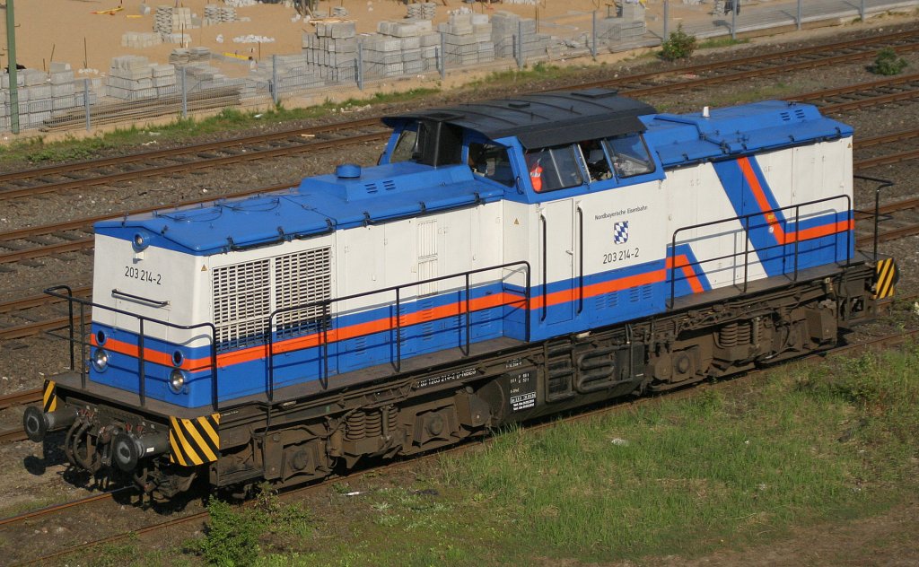 Nordbayrische Eisenbahn 203 214 rangiert am 20.4.11 in Duisburg-Entenfang herum