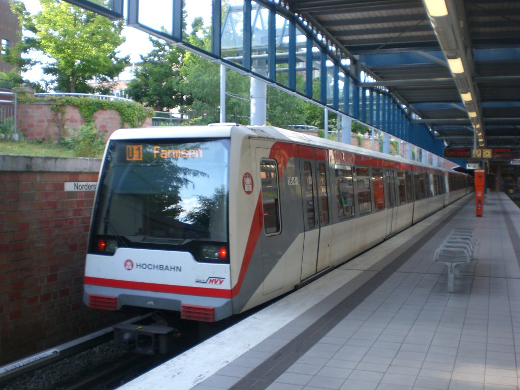 Norderstedt: Die U1 nach U-Bahnhof Farmsen im U-Bahnhof Norderstedt Mitte.