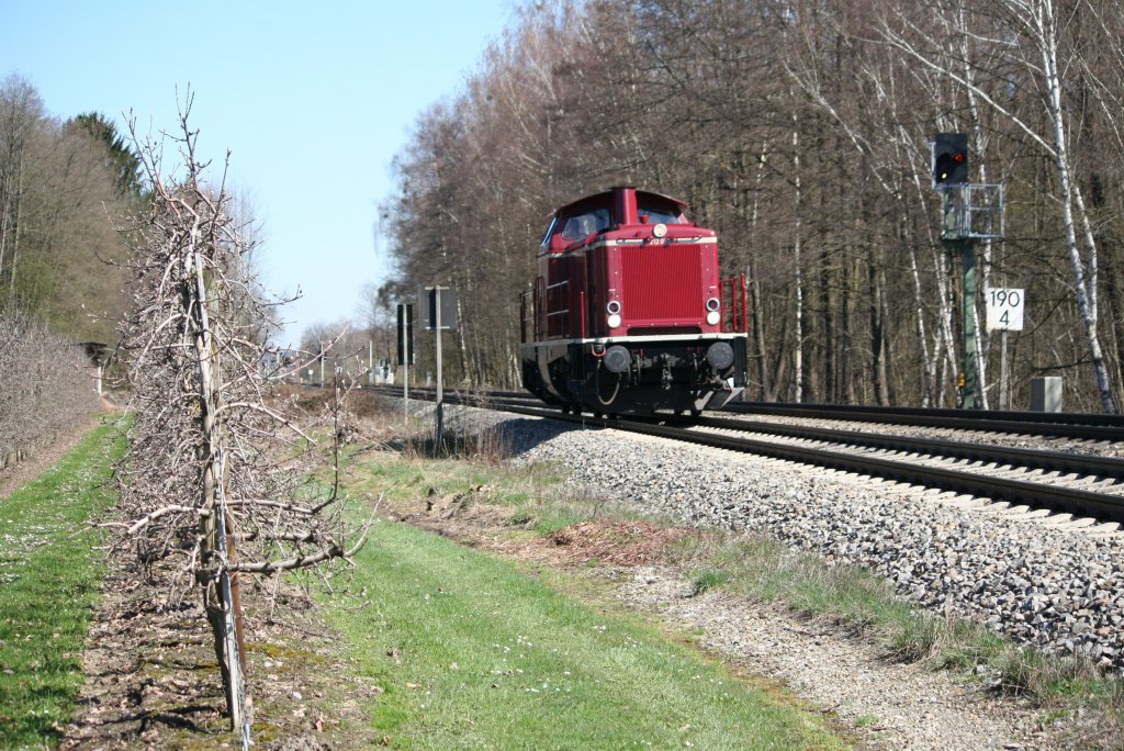 Nordstlich von Kehlen berraschte mich 212 093-9 in altroter Lakierung, 06.04.10