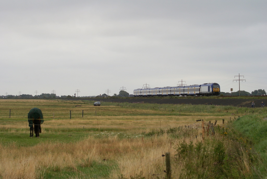 NordOstseeBahn DE 2000-01 mit einer NOB nach Westerland (Sylt) in Keitum am 31.07.2011