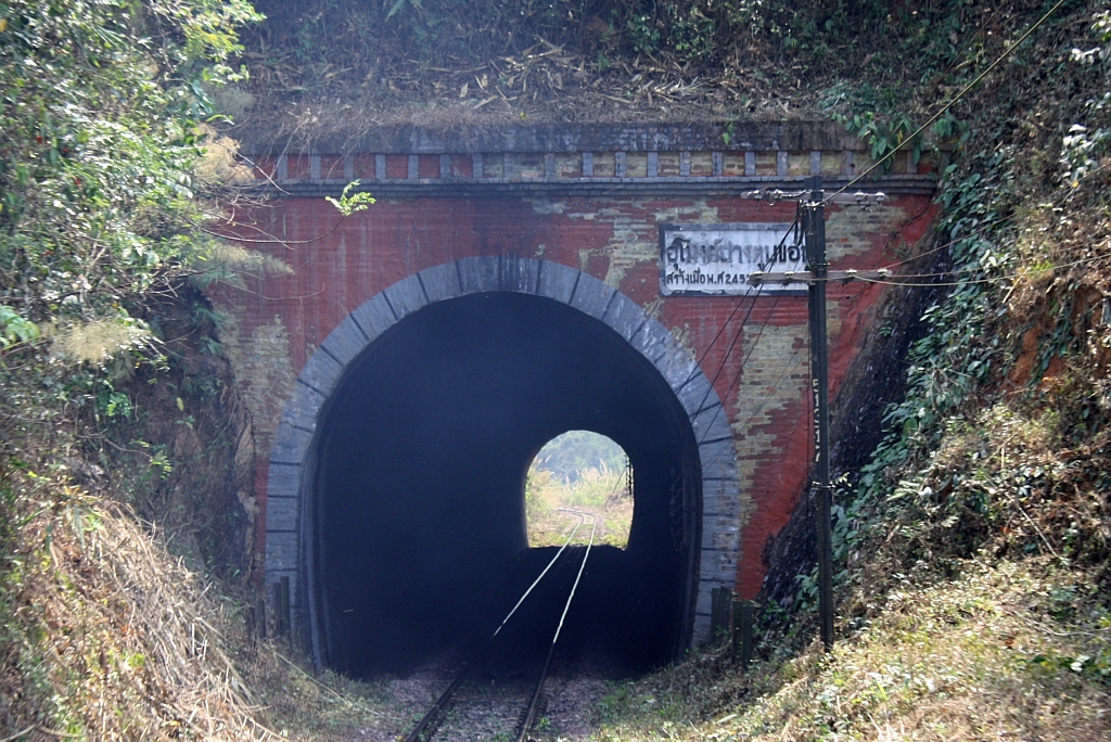 Nordportal des Pang Tup Khop Tunnel am 15.März 2012. Der am 11.Jänner 1909 fertiggestellte Pang Tup Khop Tunnel liegt in Strecken-Km. 513,72 bis 513,84 und ist mit seinen 120,09m Länge der kürzeste Eisenbahntunnel Thailands.