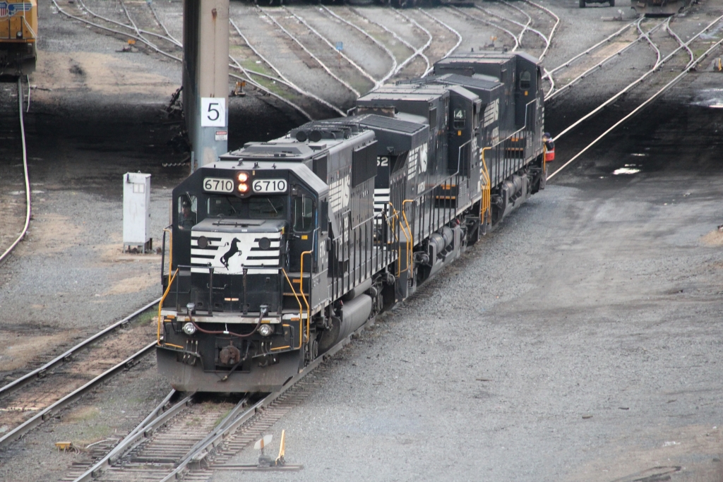 Norfolk Southern #6710 (SD60) steht 3/4/2011 in Enola Pennsylvania Rangierbahnhof.