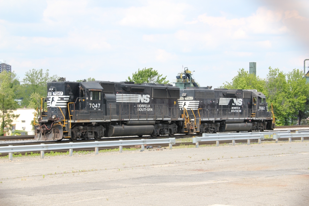 Norfolk Southern #7047 (GP50) und 5562 (GP38-2) steht 8/5/2011 in Alexandria Virginia.
