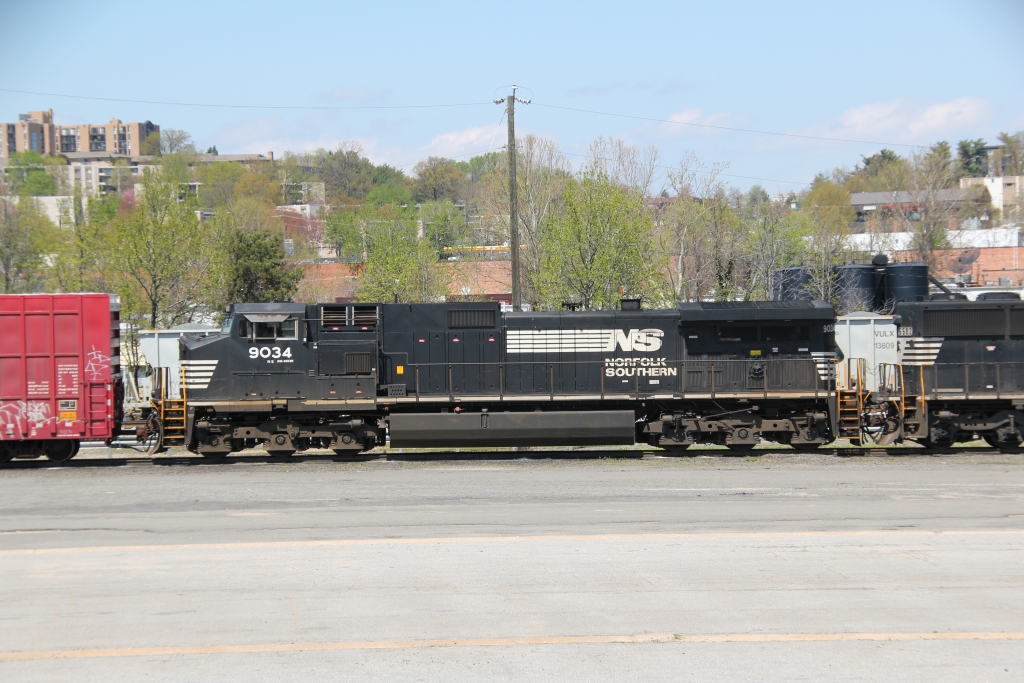 Norfolk Southern #9034 (C40-9W) steht 17/4/2011 in Alexandria Virginia.