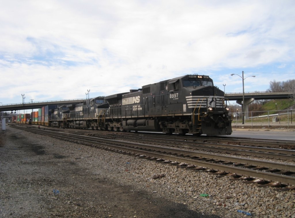 Norfolk Southern C40-8W #8897 fhrt einem Zug durch Roanoke Virginia.  14.01.2012 Foto.