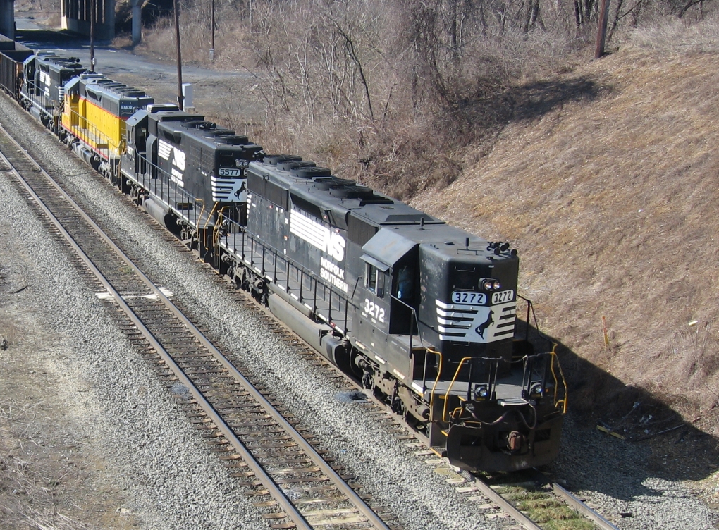 Norfolk Southern SD40-2 #3272 f�hrt einem Zug aus Enola Pennsylvania Rangierbahnhof. 11/3.2007 Foto.