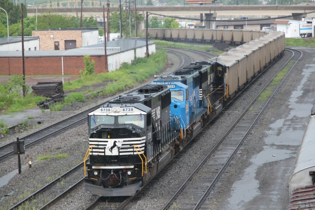 Norfolk Southern SD60I #6738, #6724, und #6743 kommt 27/5/2011 durch Altoona Pennsylvania.