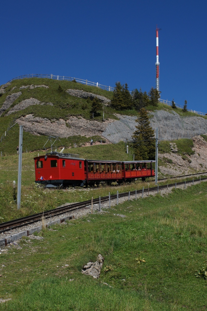 Normalerweise bin ich kein grosser Fan von Hochformatfotos. Die Stelle unterhalb Rigi Kulm eignet sich aber bestens dafr und so versuchte ich es auch einmal. He 2/2 18 am 17.8.12 zwischen Rigi Kulm und Rigi Staffel.