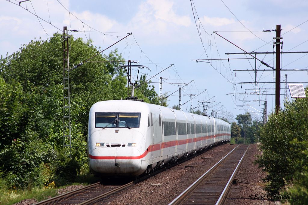 Normalerweise gibt es keinen Fernverkehr auf der KBS 360.5, da aber bei Porta Westfalica eine Mlldeponie brannte, war die Strecke ber Minden gesperrt und man musste ber Paderborn fahren. So passierte das 402er-Doppel den ehemaligen Bahnhof Bennigsen am 1.7.11.