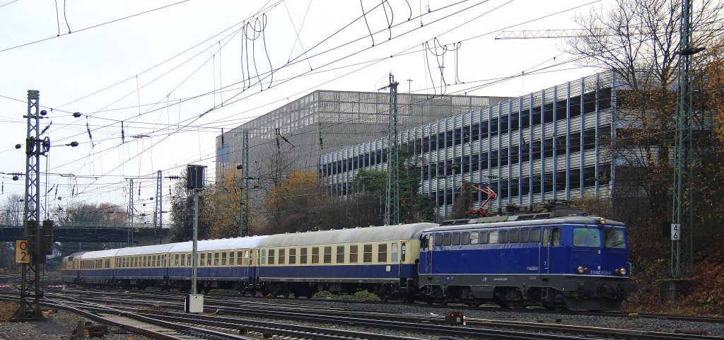 Northrail 1142 635-0 kommt durch Aachen-West mit einem Sonderzug und f�hrt in Richtung Herzogenrath am Kalten 2.12.2012.