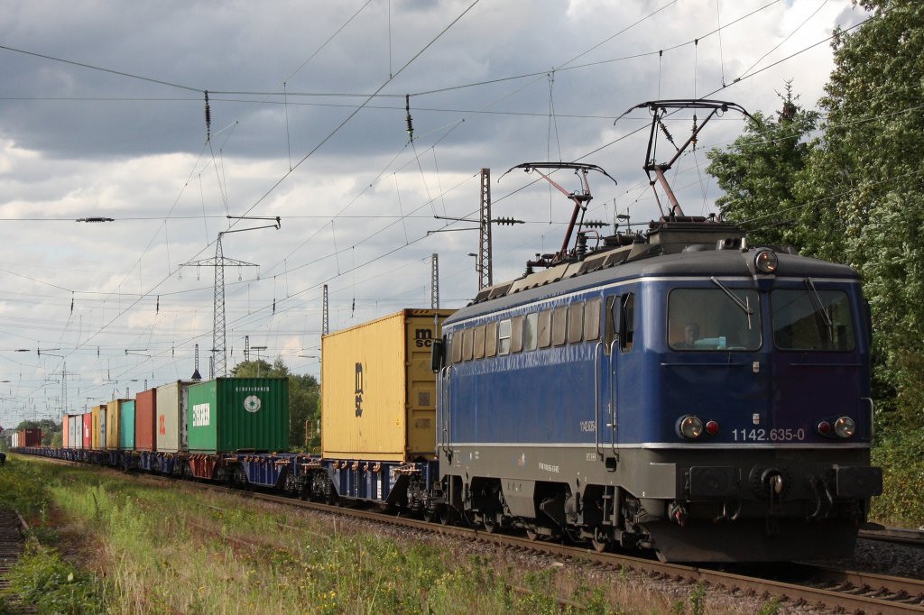 Northrail 1142.635-0 (i.E. fr RAN) am 17.7.11 mit beiden Stromabnehmern am Drath und einem Containerzug bei der Durchfahrt durch Ratingen-Lintorf.
Gru an den Tf!
