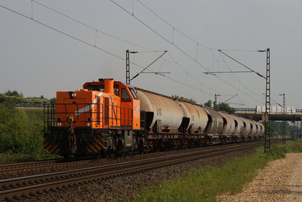 Northrail MaK G1206 Lok 9 (i.A. fr NE) mit einem Kalkzug von Neuss nach Sachtsleben in Meerbusch-Osterrath am 21.05.2011