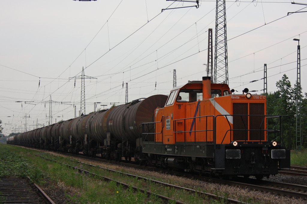 Northrail Revita Twin 1700 C'C' 241 007 am 12.6.12 mit einem Kesselwagenzug bei der Durchfahrt durch Ratingen-Lintorf.