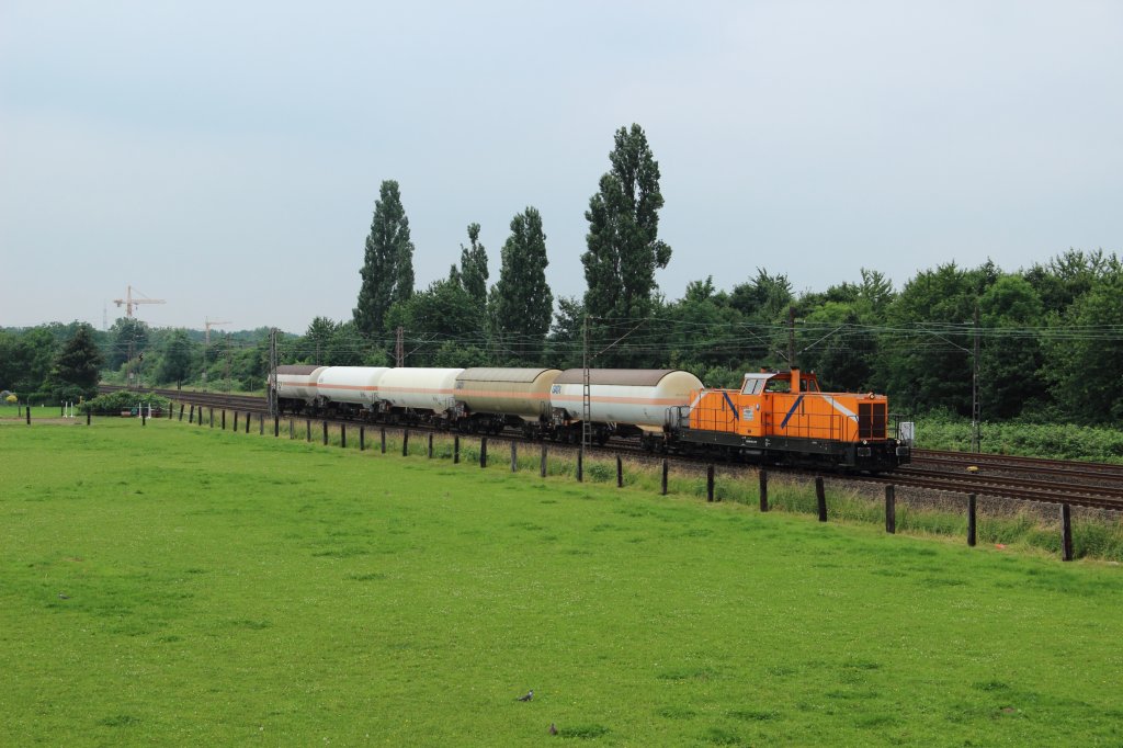 Northrail Revita Twin mit einem Kesselwagenzug bei der Durchfahrt durch Langenfeld (Rhlnd.) am 20.06.2012
