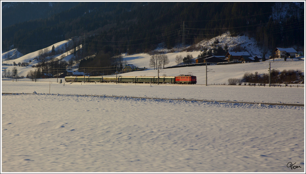 Nostalgie E-Lok 1010.03 fhrt mit dem Schi WM Sonderzug SD 14076 (Schladming-Wien FJB) durch das winterliche Ennstal. 
Schladming 10.2.2013