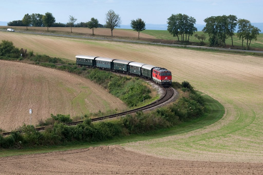 Nostalgie Express  Leiser Berge  meets Modelleisenbahn. Dieser Ausblick auf 2143 058 entstand bei Wrnitz-Hetzmannsdorf, am Vormittag des 08.09.2012.