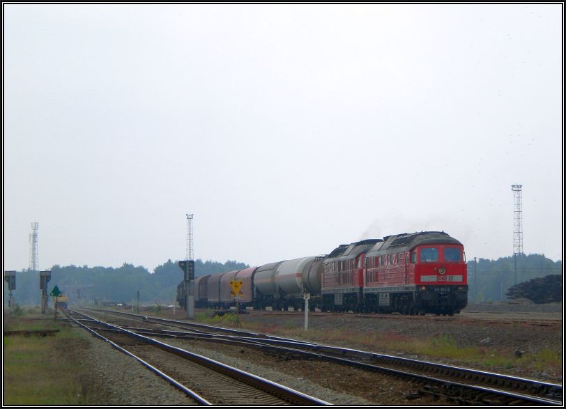 Nostalgie liegt in der Luft beim Betrachten dieses Fotos. Momentaufnahme festgehalten im Frhjahr 2005 in Montzen (B). Zwei 241 (Ludmillas) kommen mit einen
kurzen Gterzug am Haken von Aachen West hinauf nach Belgien. Das war noch die echte
Dieselra auf der Montzenroute.