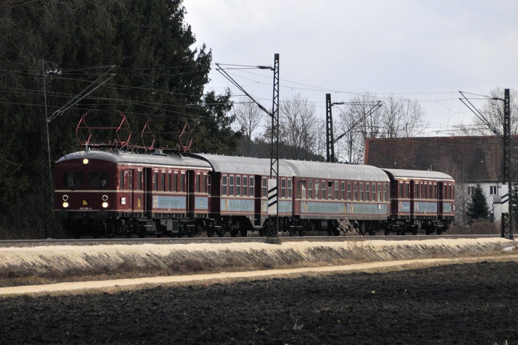 Nostalgie pur: ET 65 (465 006-5) der SVG mit Umbau-Vierachser, farblich und werbemig angeglichenem D-Zugwagen und Steuerwagen 865 606-8 als Sonderzug auf der KBS 980 bei Mindelaltheim am 26.02.2010 mit gut minus 10 Minuten. 