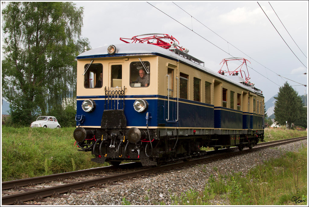 Nostalgie - Vorbei an einem Puch 500, fhrt 4041.01 als Fotozug SGAG 17250 von Admont nach Selzthal. 
Admont 8_2012

