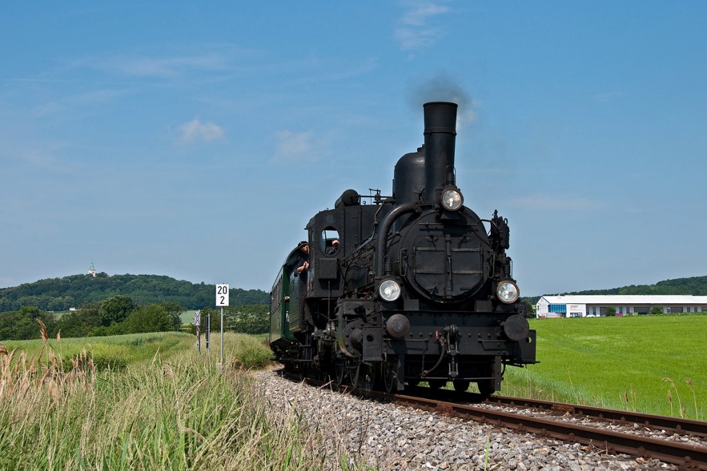 NostalgieExpress Leiser Berge, ist am 04.06.2011 von Korneuburg nach Ernstbrunn unterwegs. Hier bei Karnabrunn.