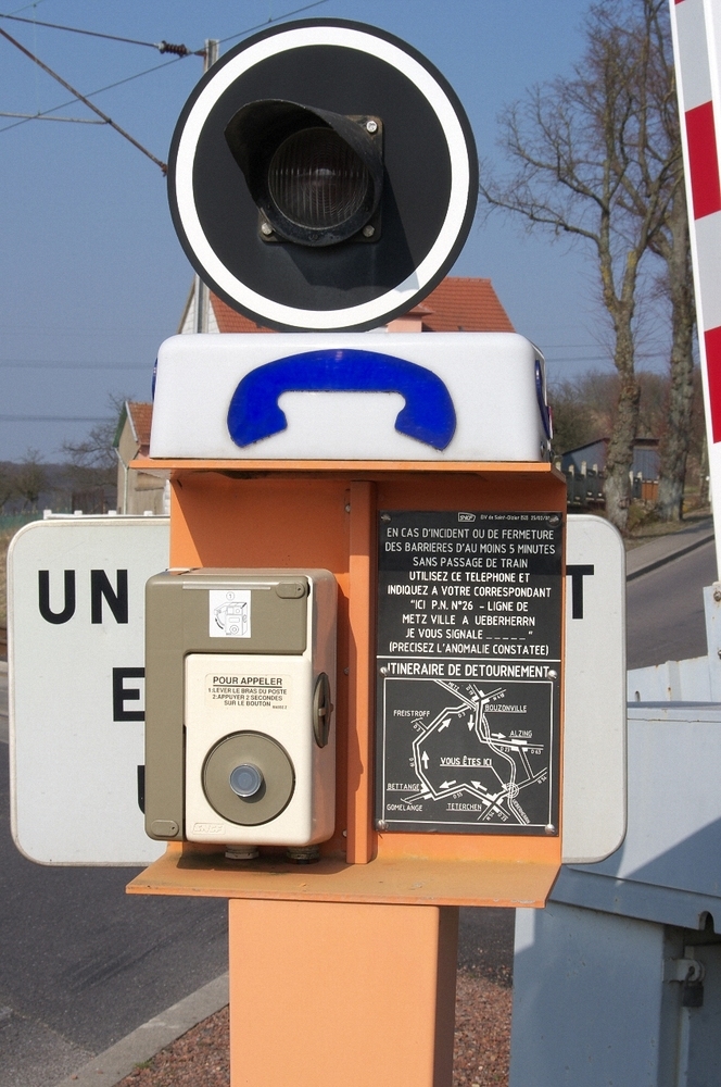 Notfall - Management!

Gesehen am 08.03.2011 beim Bahnbergang in Tterchen in Lothringen. Strecke Falck (Bening) nach Thionville. Interessant ist die Skizze wie der B bei Unfllen oder sich nicht mehr ffnenden Schranken umfahren werden kann. Mehr als interessant die Streckenbezeichnung Metz/Ville - berherrn. Diese Strecke wird schon seit Jahrzehnten nicht mehr befahren.
