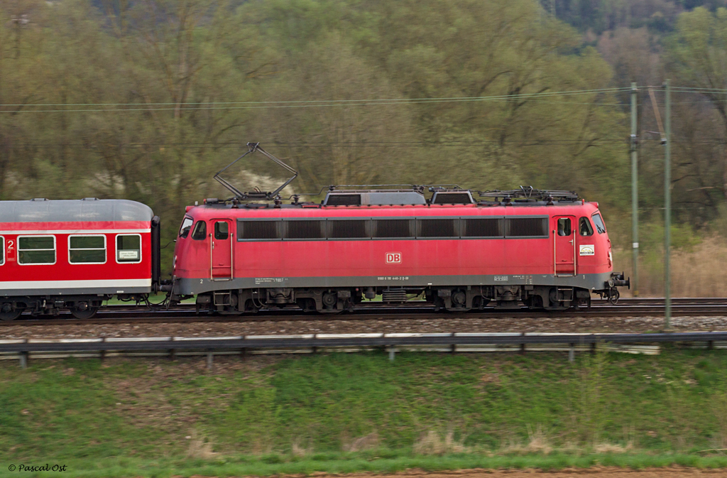 Notschuss auf 110 446-2 mit IRE 3270. Aufgenommen am 18. April 2013 zwischen Wendlingen (Neckar) und Wernau.