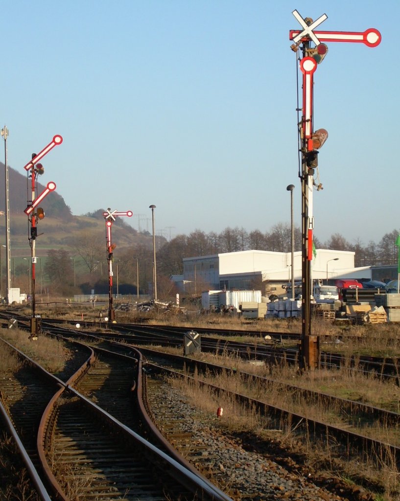 Nov. 2008. Grimmenthal. Noch gibt´s Hf2 fr die RB Richtung Suhl. Die im Dezember abgeschlossene Estw-sierung wirft schon ihre weien Kreuze voraus... ( 1 (15) Ber. Nr.2 Signalbuch DR 1990) (Nachtrag zum Kommentar: Meine Reichsbahnzeit endete 1993 - bin geistig sozusagen auf diesem Stand geblieben:)