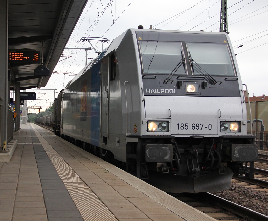 Novelis 185 697-0 fhrt mit ihrem Gz in Hannover Linden-Fischerhof eine Weichenfahrt in Richtung Seelze durch. Aufgenommen am 28.07.2012.