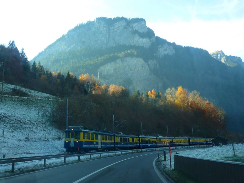 Novemberlicht - ein Zug mit Triebwagen 310 der Berner Oberland-Bahn bei Zweilütschinen, 17.November 2012. 