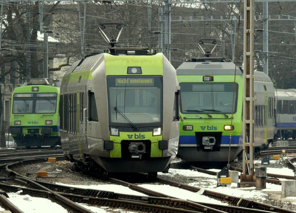 NPZ, Ltschberger und Nina. Drei Generationen Pendelzge der BLS vor der Bahnhof Bern am 23.02.2013.