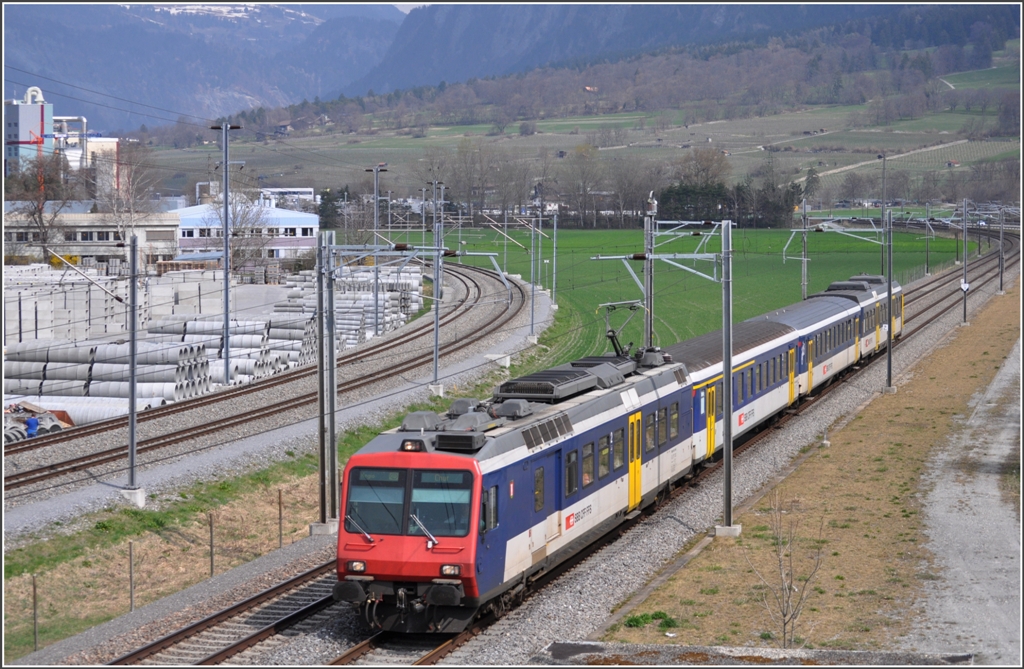 NPZ R7853 Ziegelbrcke - Chur bei Untervaz-Trimmis. Links die Doppelspur der RhB. (29.03.2012)
