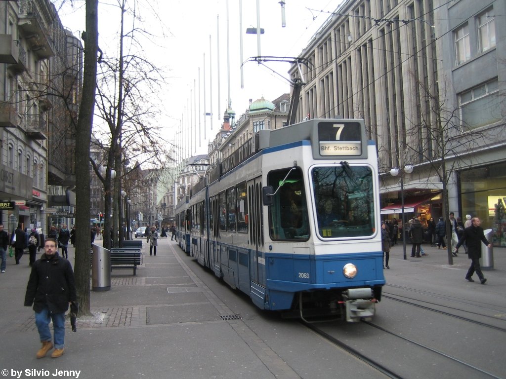 Nr. 2063+2093 am 17.12.09 in der Bahnhofstrasse. Die Tramfahrer der VBZ brauchen jetzt besondere Konzentration, angesichts des Weihnachtsstresses der Passanten laufen die achtlos auf die Strasse, und schauen weder links noch rechts, ob ein Tram kommt. Daher gehrt auch die Tramglocke zur Weihnachtsstimmung in der Bahnhofstrasse.