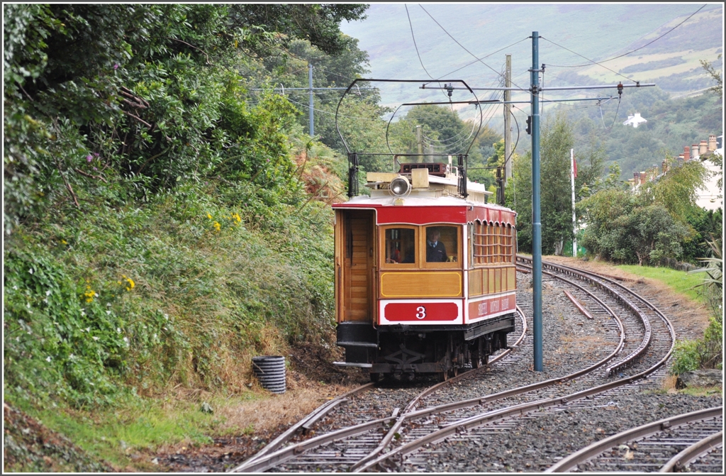 Nr 3 kommt vom Snaefell herunter. Schn zu sehen auf dieser Aufnahme ist die querliegende Bremsschiene System Fell fr die bis zu 120 o/oo steile Strecke. (10.8.2011)