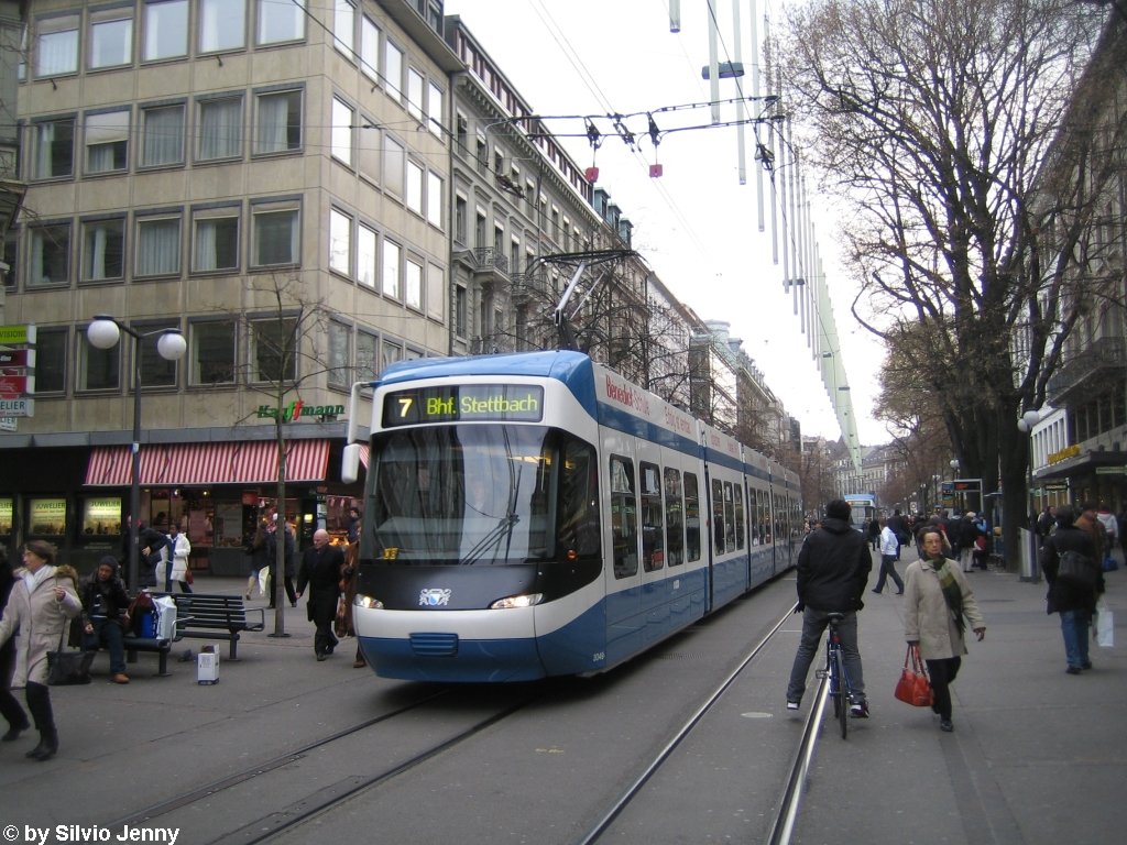 Nr. 3049 am 17.12.09 bei der Hst. Hauptbahnhof/Bahnhofstr. Cobras auf der Linie 7 sind sehr selten, dort fahren in der Regel artrein Tram 2000-Dotras. Spter sollen dann Snfte-Pony-Zge ein minimales Niederflurangebot in Wollishofen und am Weinberg anbieten.