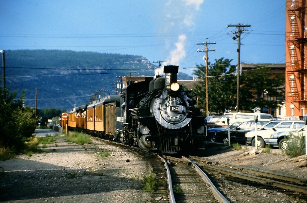 Nr. 480 der D&RGW, eine K-36 (1925 von Baldwin gebaut), am 18. August 1988 mit dem Zug aus Silverton bei der Einfahrt in Durango.
