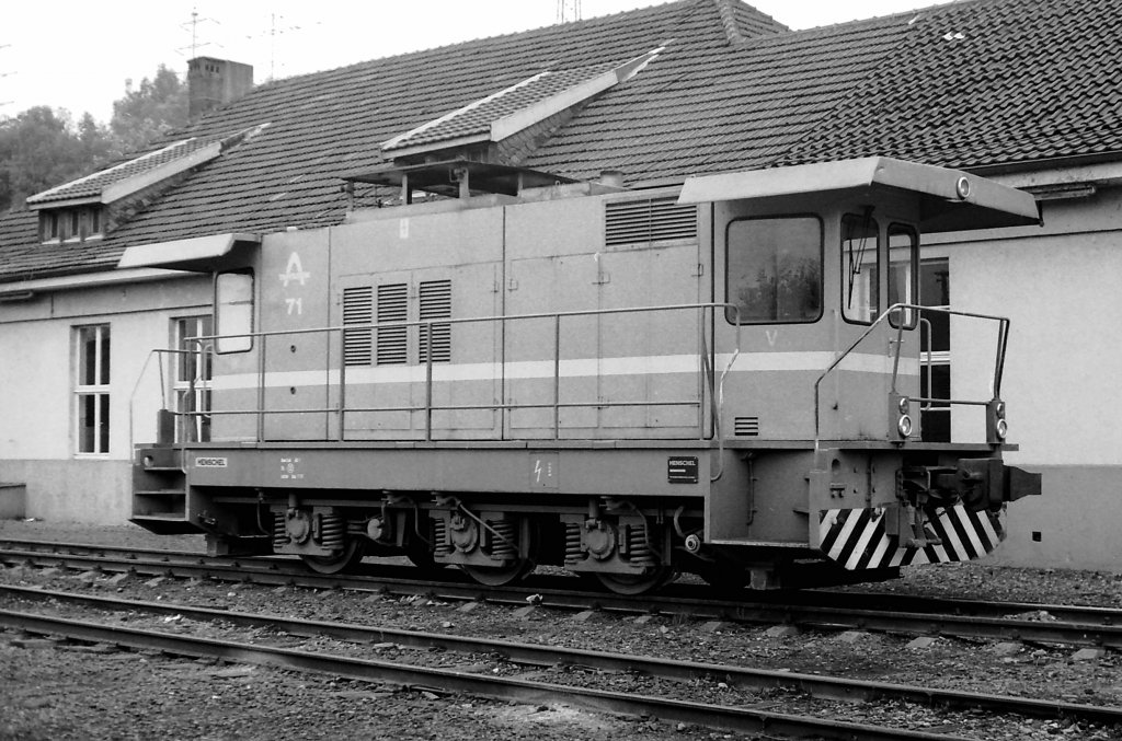 Nr. 71 der Henrichshtte (DHG 700 F von Henschel, Baujahr 1979) wird an einem Museumstag 1979 im Eisenbahnmuseum Bochum-Dahlhausen ausgestellt und die Funkfernsteuerung vorgefhrt. Nach Schlieung der Henrichshtte in Hattingen sind die beiden Lokomotiven zu E & H gekommen.