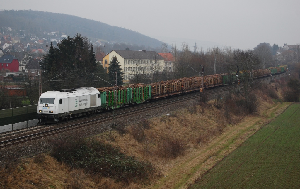 NRS 223 143 beschleunigt mit Holzzug aus Kreiensen heraus. 28.01.2012