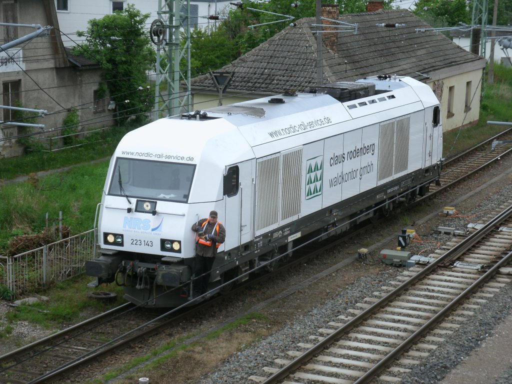 NRS Eurorunner 223 143,am 26.Mai 2013,unterwegs am alten Kleinbahnhof in Bergen/Rgen.Aufgenommen von der Fussgngerbrcke.