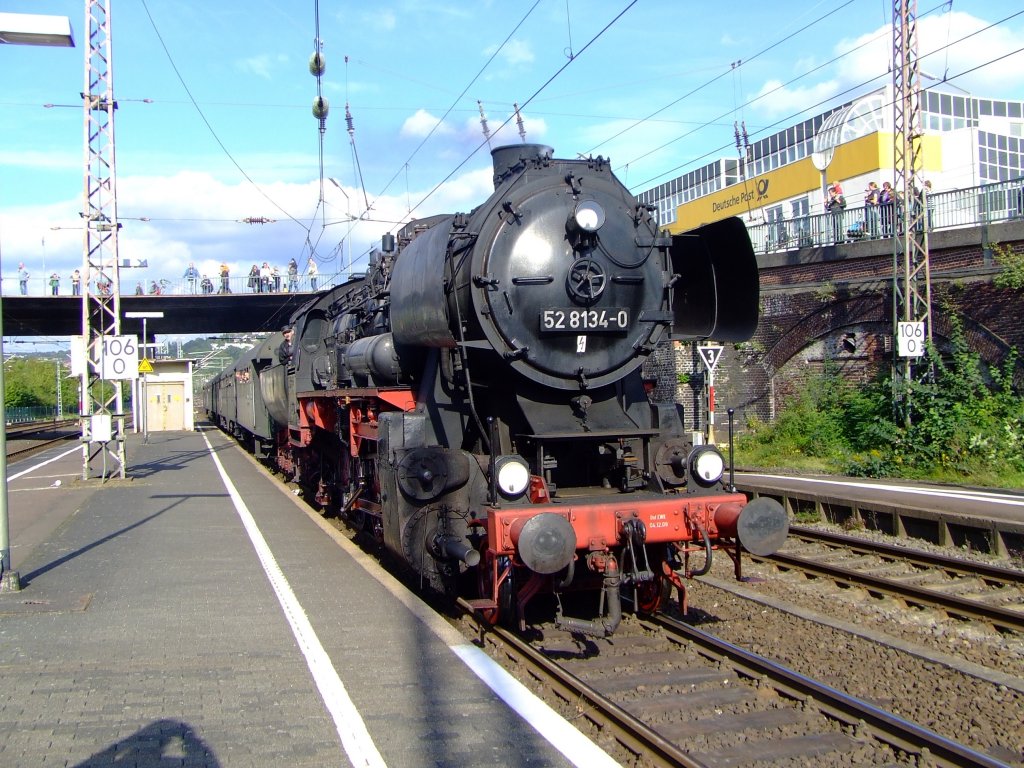 NRW-Tag Siegen die 52 8134-0 der Eisenbahnfreunde Betzdorf luft mit Sonderplanzug von Altenhundem im Hbf Siegen am 19. Sep. 2010 ein.