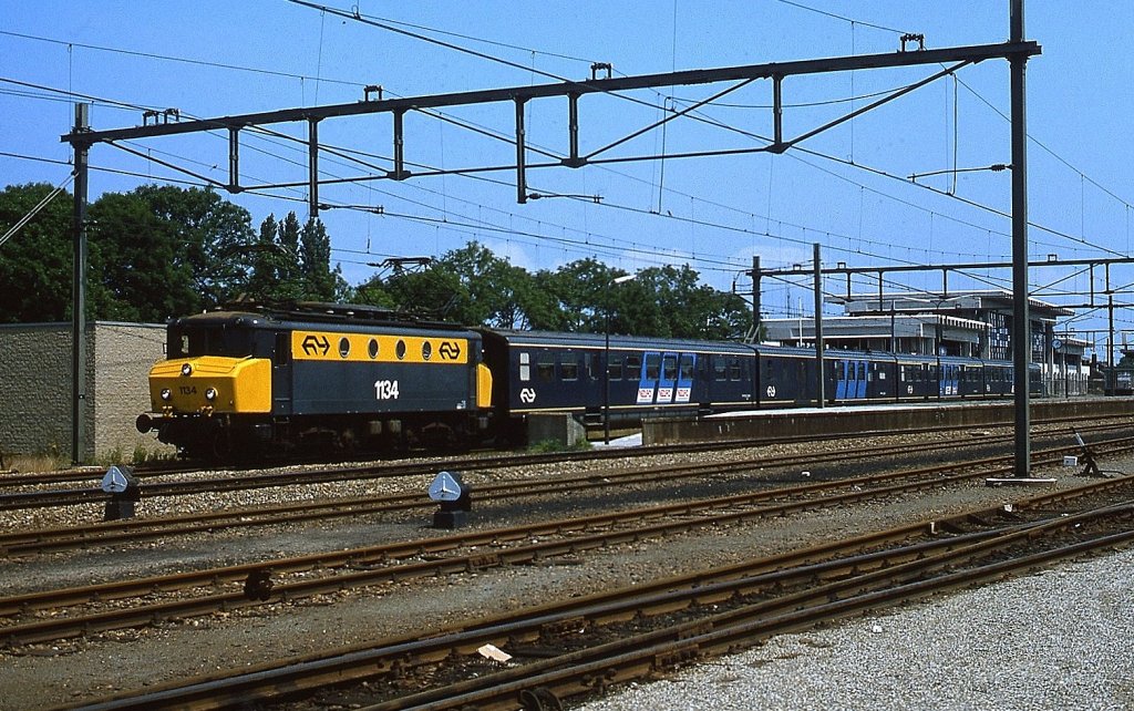 NS 1134 verlt im Mai 1983 den Bahnhof Goes. Zum Schutz des Lokpersonals im Falle eines Unfalls erhielten die Lokomotiven ab 1978 eine  Stonase . 