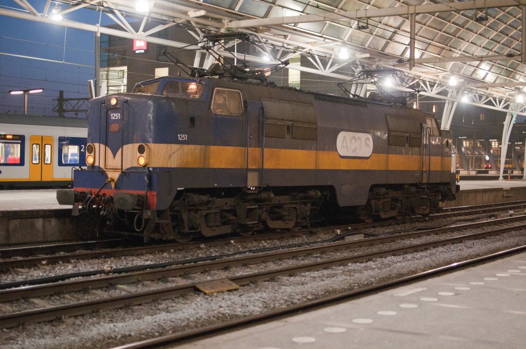 NS 1251 hat EN 447 gebracht und kehrt jetzt wieder zuruck nach Watergraafsmeer, aufnahme ist von 02.03 2011 in Amsterdam ..