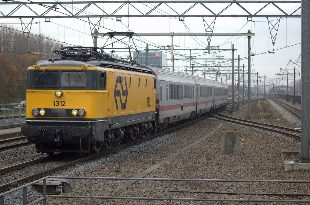 NS 1312 mit IC nach Berlin,Amsterdam Zuid,29-11-2011.