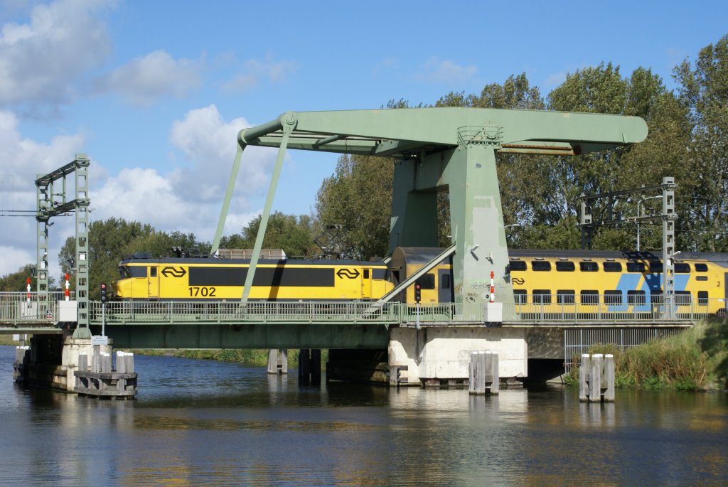 NS 1702,Alkmaar 29-09-12.Schnellzug Hoorn-Haarlem.